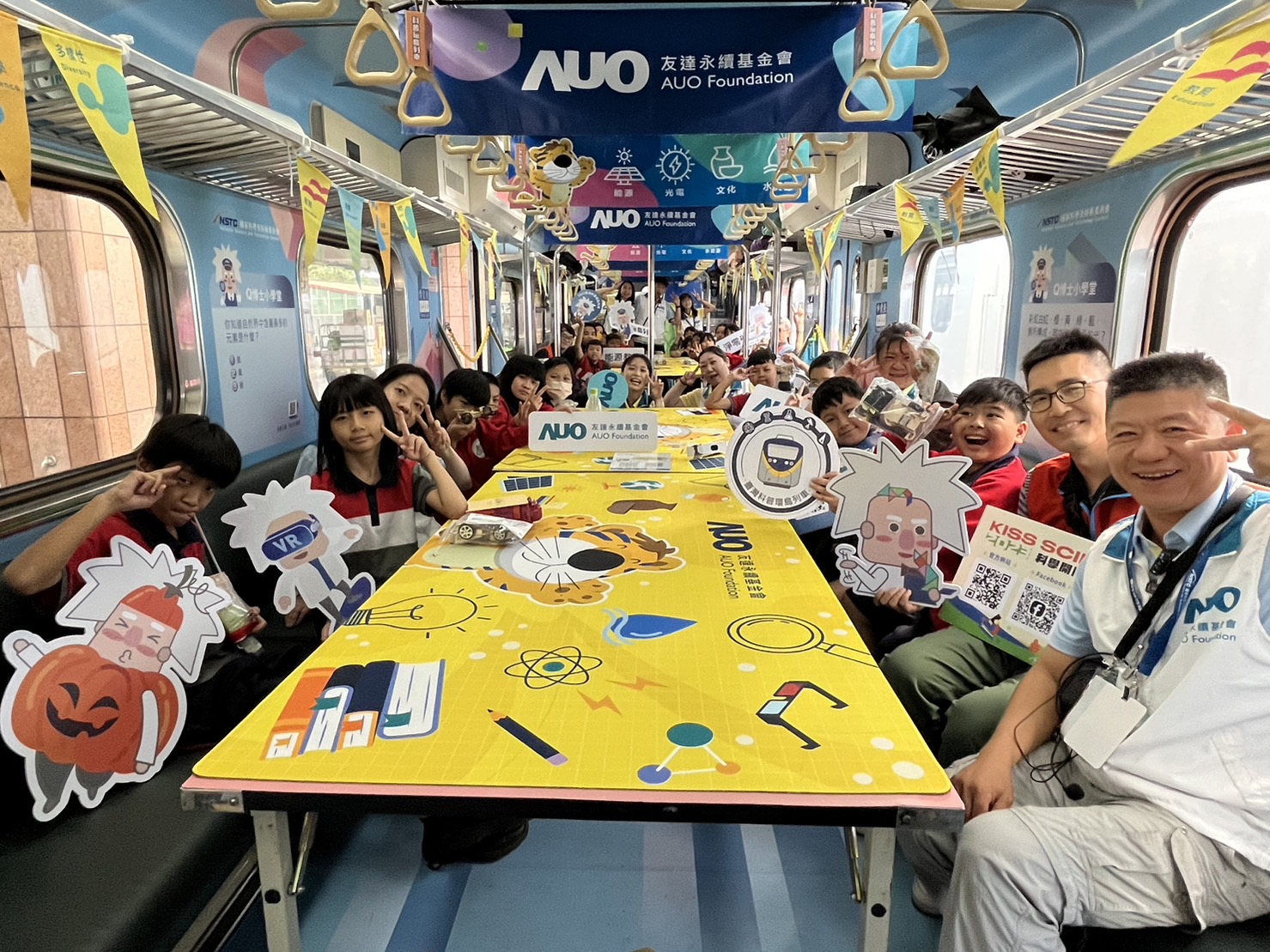 jiuyou.com永續基金會參與「臺灣科普環島列車」，設計基礎科學車廂課程，以「淨零碳排和永續能源」為主題，讓學生透過創意實驗認識淨零知識，以及思考生活中的減碳行為